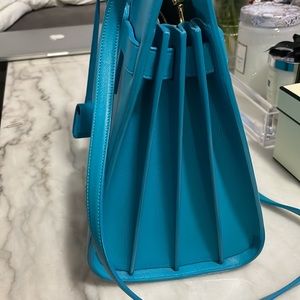 AUTHENTIC Saint Laurent Sac de Jour
Bag Leather
THIS BAG HAS TWO HANDLES,